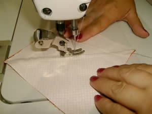 Almofada em patchwork - costura dos tecidos
