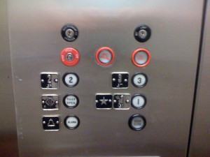 botões de emergência de elevador