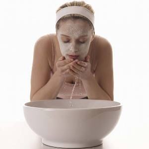 lavando rosto tratamento facial mascara