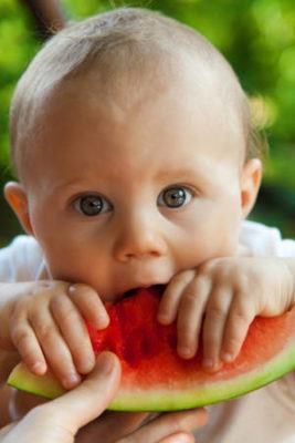 bebê comendo melancia