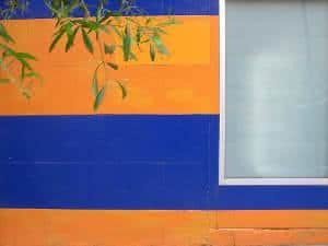 parede-azul-laranja-janela